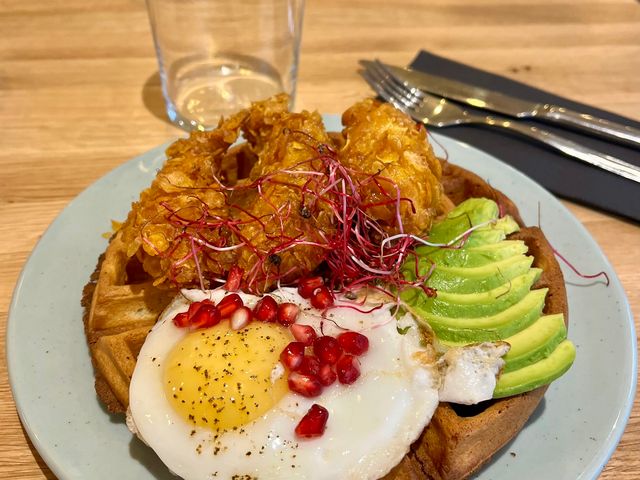 YOLO Suresnes Chicken waffle brunch