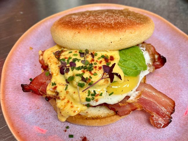 YOLO Suresnes Egg muffin bacon